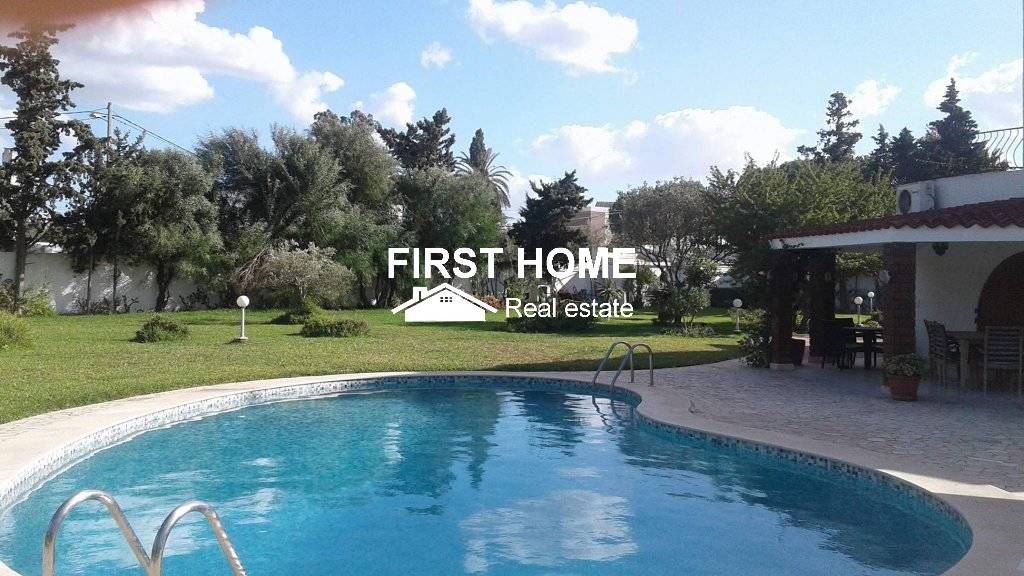 Une Belle Villa S+5 est en Location À la Soukra