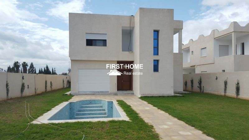 Une Villa S+4 est en vente à la Soukra